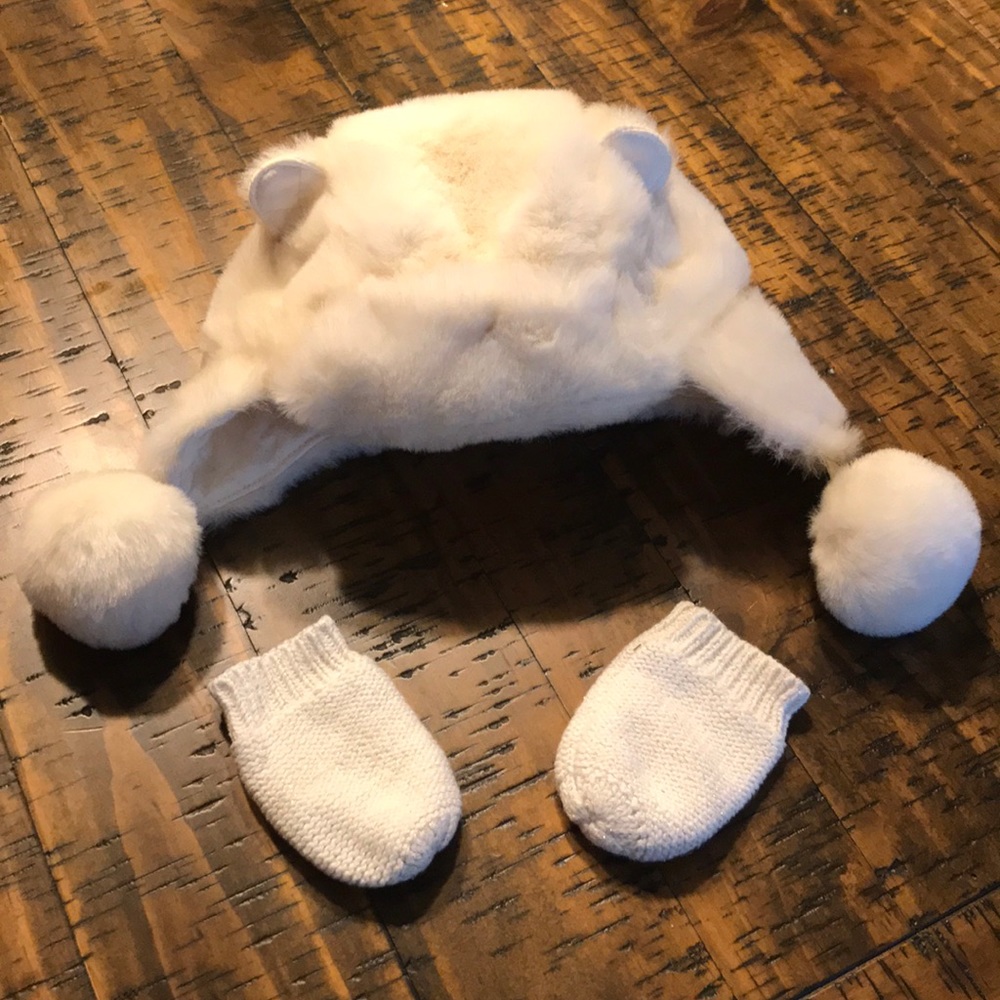 Baby fur toboggan and lined mittens